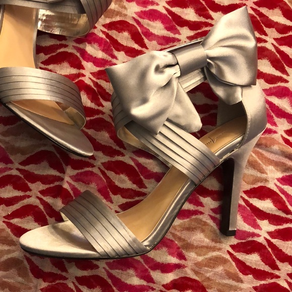 ๐๐ Pretty Silver Satin Heels ๐ ๐ - Picture 2 of 8